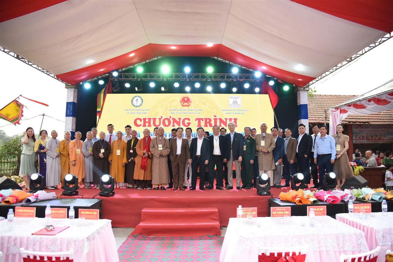 Gắn kết yêu thương từ những phần quà học bổng cho học sinh nghèo tại Phú Thọ nhân ngày Giỗ Tổ Hùng Vương 