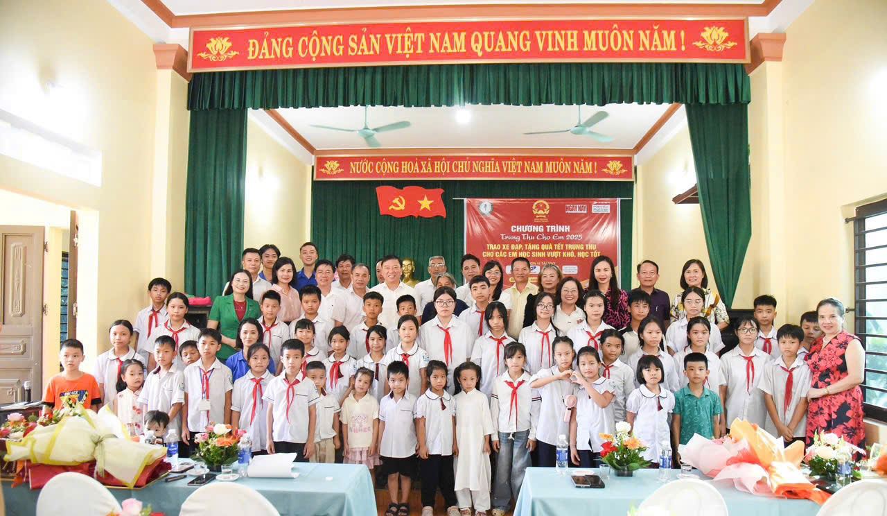 Trung thu cho em 2025: Hàng trăm suất quà Trung thu ý nghĩa đến tay học sinh nghèo vượt khó 