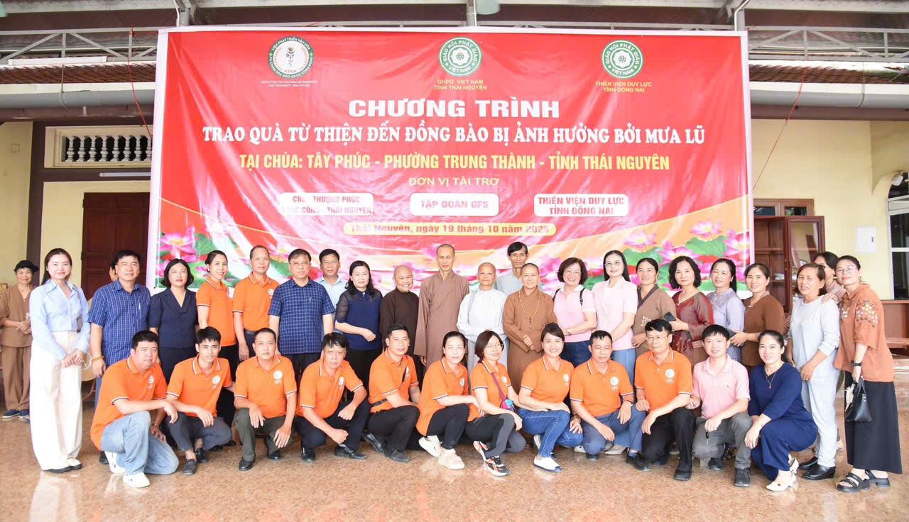 Hàng trăm suất quà đến với bà con vùng lũ phường Trung Thành - Thái Nguyên