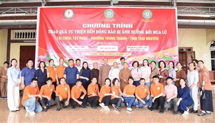 Hàng trăm suất quà đến với bà con vùng lũ phường Trung Thành - Thái Nguyên