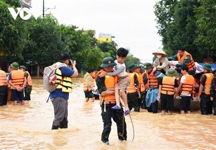 Những hình ảnh đẹp ấm tình quân dân trong bão lũ