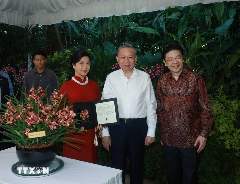 Tổng Bí thư Tô Lâm và Phu nhân cùng Thủ tướng Singapore Lawrence Wong dự Lễ đặt tên một loài hoa lan mới mang tên ''Tô Lâm Linh Ly'' tại Vườn thực vật Quốc gia Singapore. (Ảnh: Thống Nhất/TTXVN)