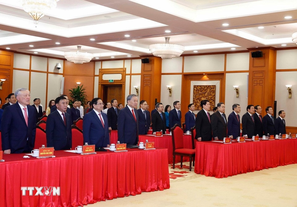 Tổng Bí thư Tô Lâm và các đại biểu thực hiện nghi lễ chào cờ. Ảnh: Thống Nhất - TTXVN