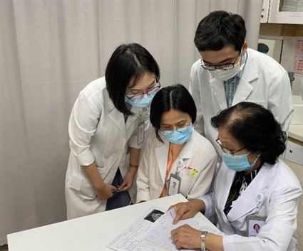 Bộ Y tế trả lời gì về kiến nghị nâng mức lương khởi điểm cho bác sĩ, thạc sĩ mới ra trường?
