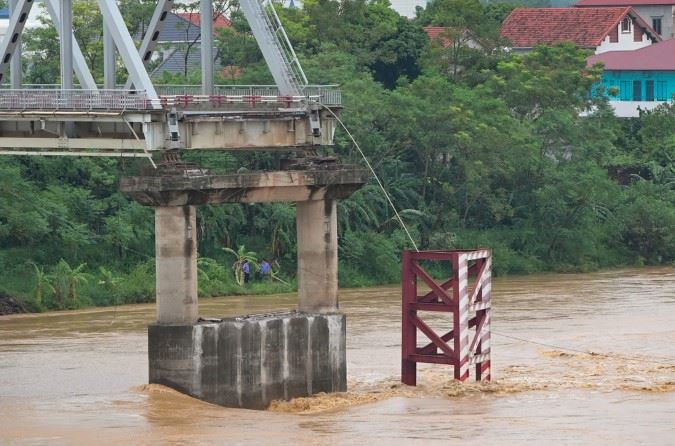 Thủ tướng chỉ đạo huy động mọi lực lượng cứu nạn nhân vụ sập cầu Phong Châu