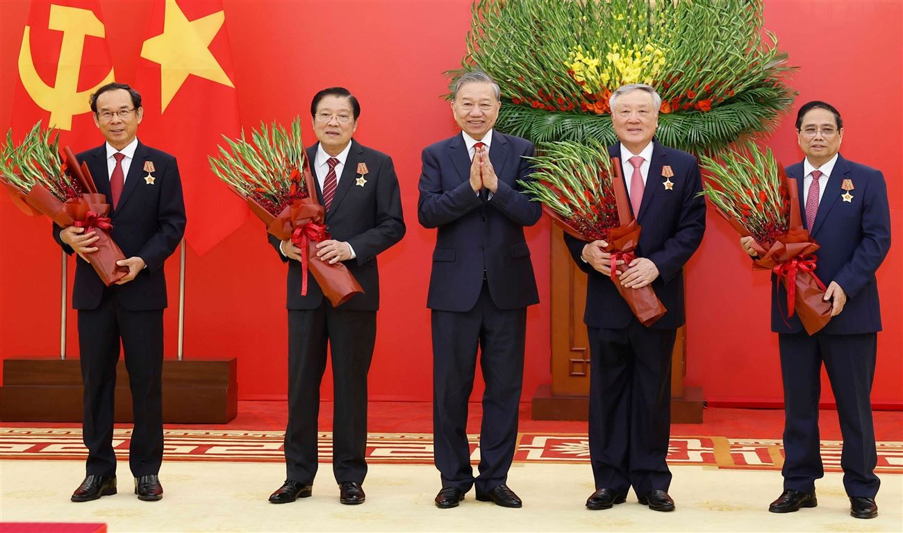 Tổng Bí thư Tô Lâm trao Huân chương Quân công và Huy hiệu Đảng tặng các đồng chí lãnh đạo, nguyên lãnh đạo