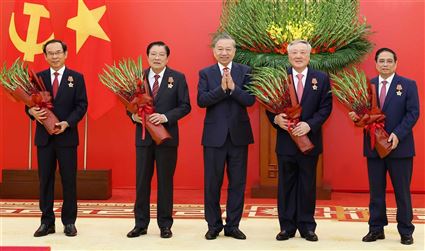 Tổng Bí thư Tô Lâm trao Huân chương Quân công và Huy hiệu Đảng tặng các đồng chí lãnh đạo, nguyên lãnh đạo