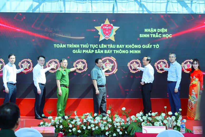 Thủ tướng đề nghị nhân rộng giải pháp lên tàu bay không cần giấy tờ