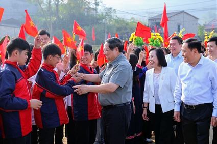 Chùm ảnh: Thủ tướng chung vui Ngày hội Đại đoàn kết cùng đồng bào các dân tộc tỉnh Lạng Sơn