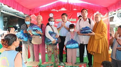 Lan tỏa yêu thương, trao hơn 700 phần quà đến người yếu thế tại Thành phố Hồ Chí Minh