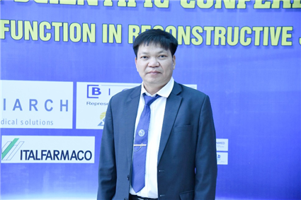 TS Hoàng Văn Dung - Trưởng khoa Phẫu thuật chỉnh hình, Bệnh viện Đa khoa Trung ương Thái Nguyên: Đôi bàn tay vàng trong “làng” mổ xương khớp