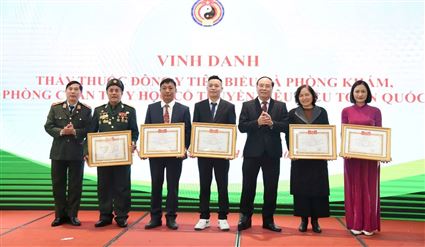 TS Danh dự, lương y Hoàng Văn Toàn nhận Danh hiệu “Thầy thuốc Đông y tiêu biểu toàn quốc” và “Phòng khám Chuyên khoa Y học cổ truyền phòng chẩn trị y học cổ truyền tiêu biểu toàn quốc”