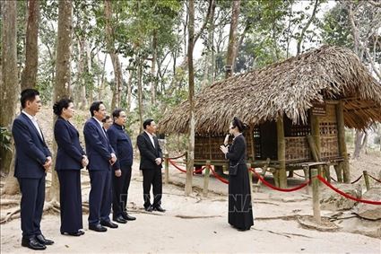 Chủ tịch Quốc hội Trần Thanh Mẫn dâng hương tại Lán Nà Lưa