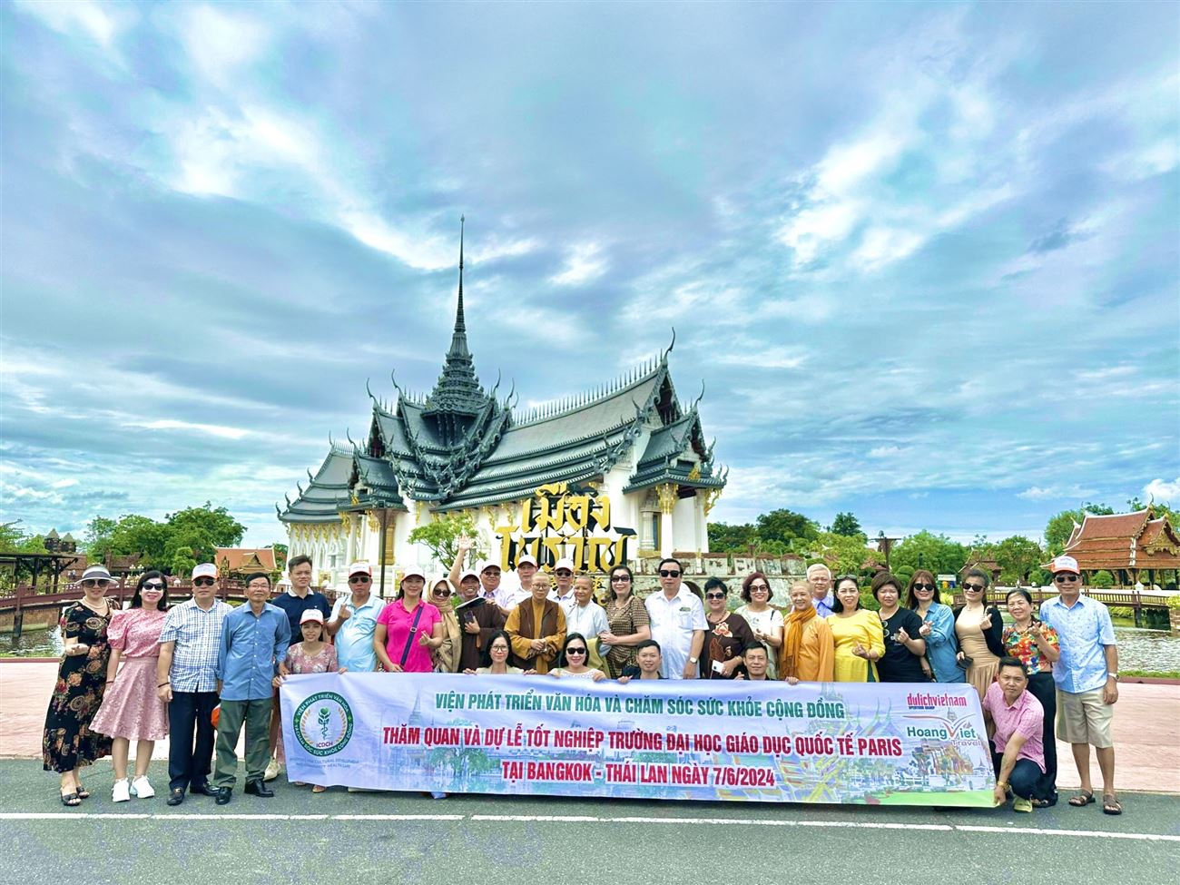 Viện Phát triển văn hóa và chăm sóc sức khỏe cộng động phối hợp trao bằng Giáo sư, Tiến sĩ danh dự, Viện sĩ, Thạc sĩ cho các thành viên tại thủ đô Bangkok Thái Lan