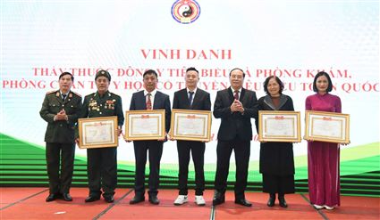 Nhiều lương y Tâm Tài Đức Viện Phát triển văn hóa và chăm sóc sức khỏe cộng đồng vinh dự được Chủ tịch Trung ương Hội Đông Y trao tặng Danh hiệu “Thầy thuốc Đông y tiêu biểu toàn quốc”