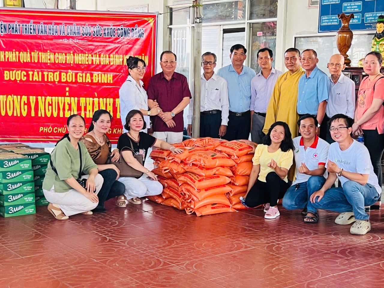 GS.TS danh dự lương y Nguyễn Thành Trung thăm và trao tặng nhiều suất quà ấm áp tại Chùa Kim Phước, Tiền Giang