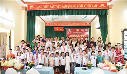 Trung thu cho em 2025: Hàng trăm suất quà Trung thu ý nghĩa đến tay học sinh nghèo vượt khó 