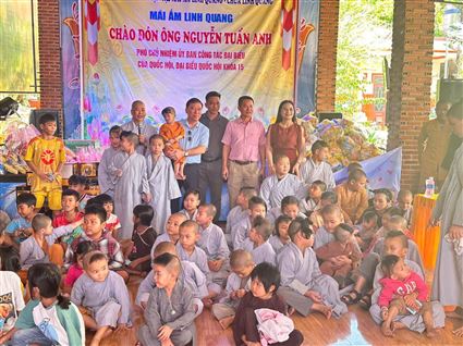  Viện Phát triển văn hoá và chăm sóc sức khoẻ cộng đồng trao quà cho trẻ mồ côi và người có hoàn cảnh khó khăn