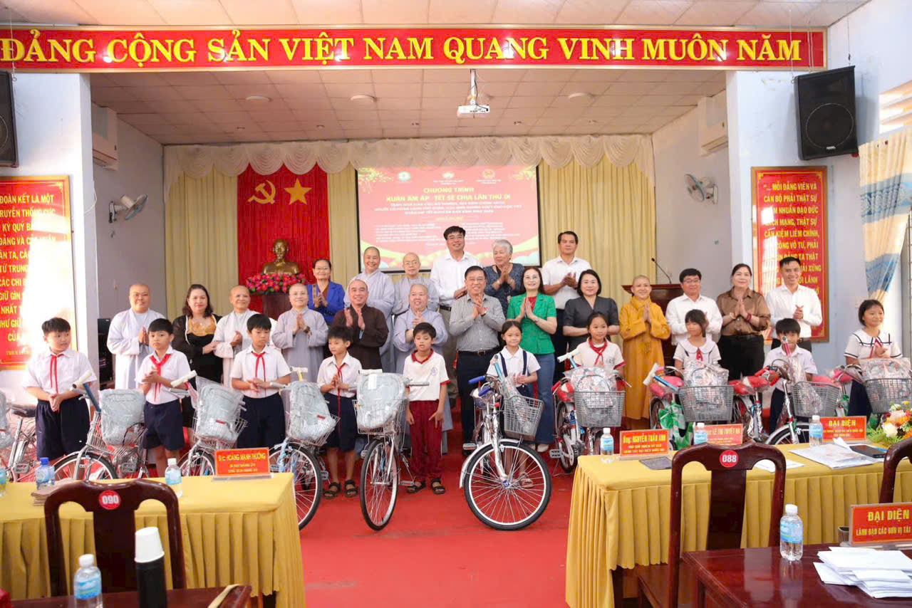 Thăm, tặng quà Tết cho hộ nghèo, hộ có hoàn cảnh khó khăn dịp Tết Nguyên đán Bính Ngọ 2026 tại tỉnh Đồng Nai