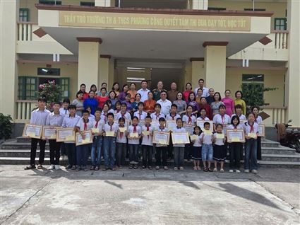 Lan tỏa yêu thương tới học sinh có thành tích tiêu biểu, xuất sắc tại xã Tiền Hải, Hưng Yên