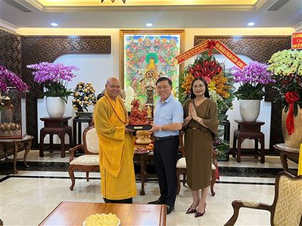 Viện Phát triển văn hóa và chăm sóc sức khỏe cộng đồng; Viện Khoa học nghiên cứu nhân tài nhân lực Việt Nam thăm, chúc mừng các cơ sở Phật giáo nhân dịp Đại lễ Phật đản