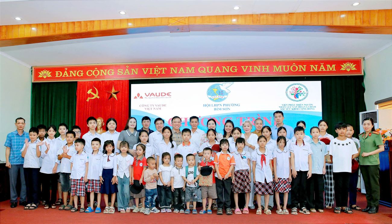 Viện Phát Triển Nguồn Nhân Lực Văn Hóa và Chăm Sóc Sức Khỏe Cộng Đồng trao tặng suất quà cho trẻ mồ côi tại chương trình “Mẹ đỡ đầu - Kết nối yêu thương” 