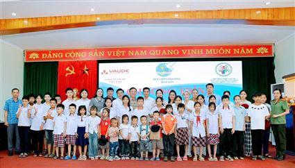 Viện Phát Triển Nguồn Nhân Lực Văn Hóa và Chăm Sóc Sức Khỏe Cộng Đồng trao tặng suất quà cho trẻ mồ côi tại chương trình “Mẹ đỡ đầu - Kết nối yêu thương” 