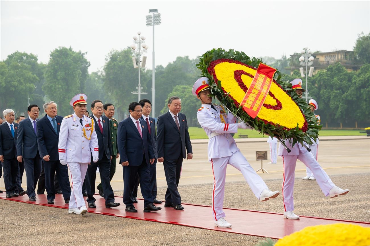 Lãnh đạo Đảng, Nhà nước và các đại biểu Quốc hội vào Lăng viếng Chủ tịch Hồ Chí Minh